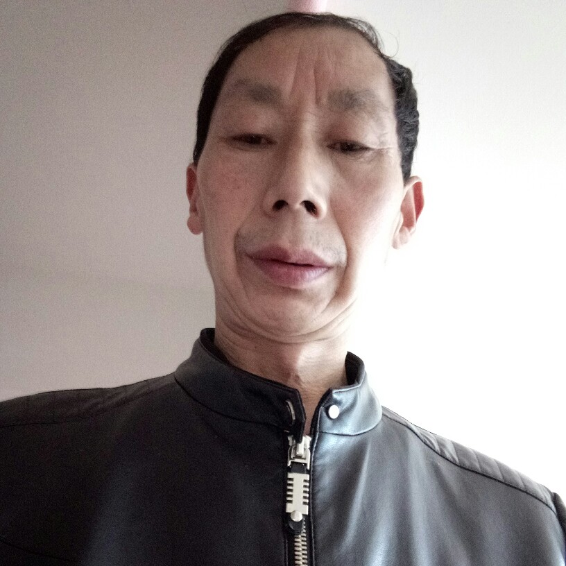 青山绿松的照片