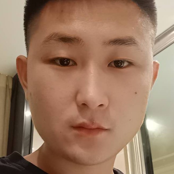 耍酷深拥小懒猪的照片