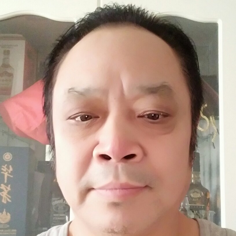 勤恳挽手奇异果的照片