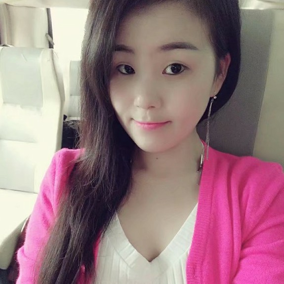 想婚纱的女孩的照片
