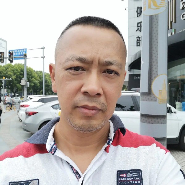 微笑还平常的照片