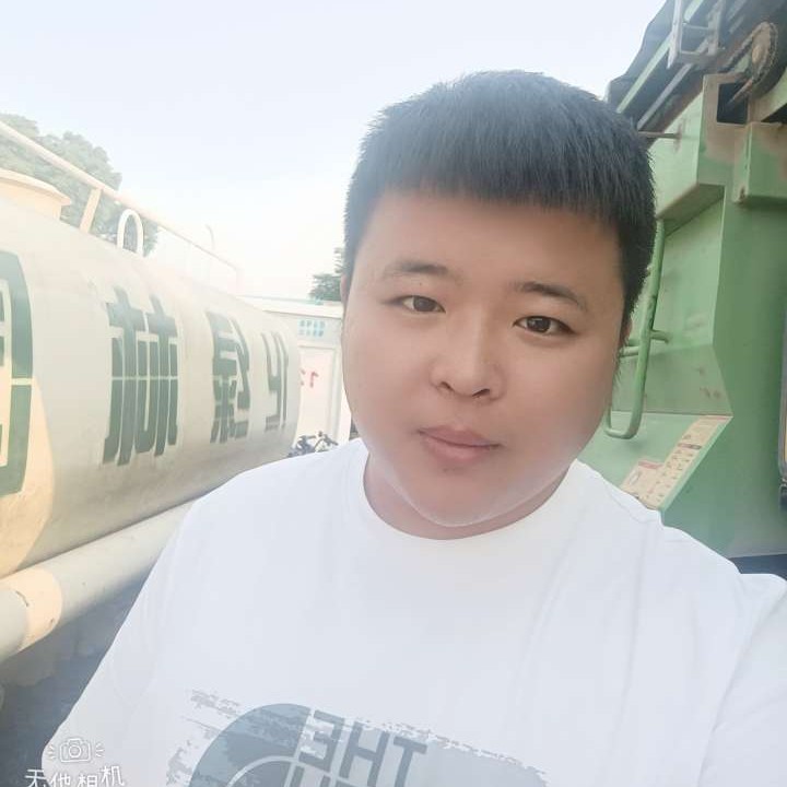 拖着奶瓶四处逛的照片