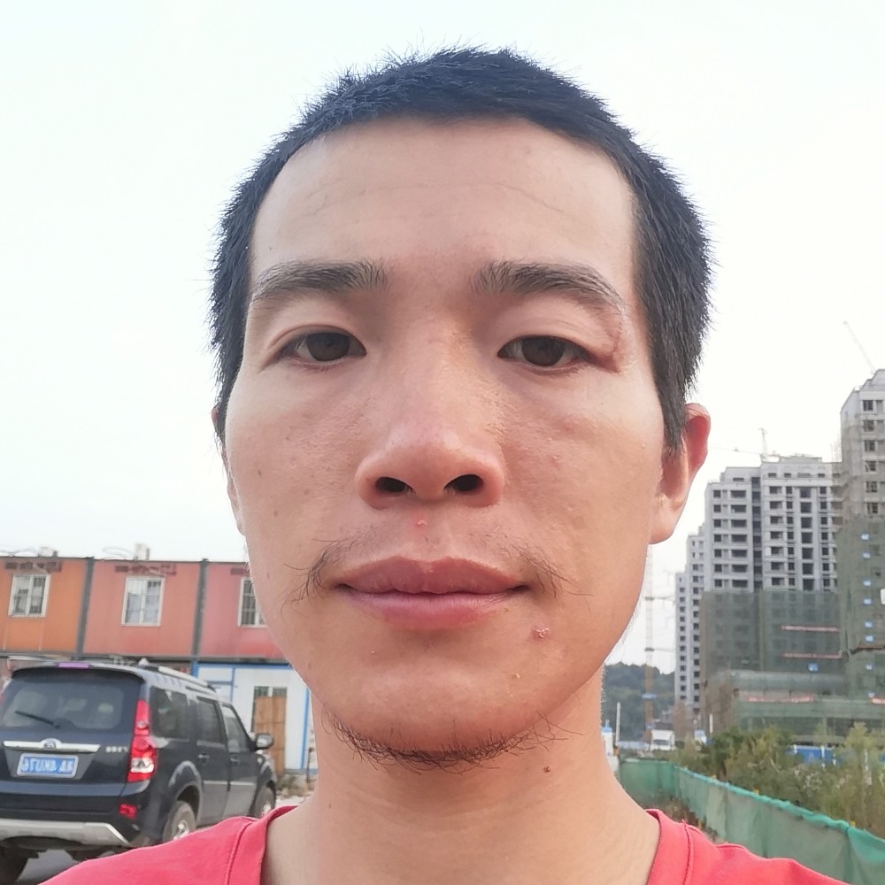 朴素回首的照片