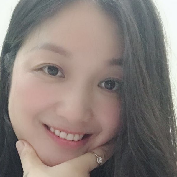 黑裤蹙眉迷人的照片
