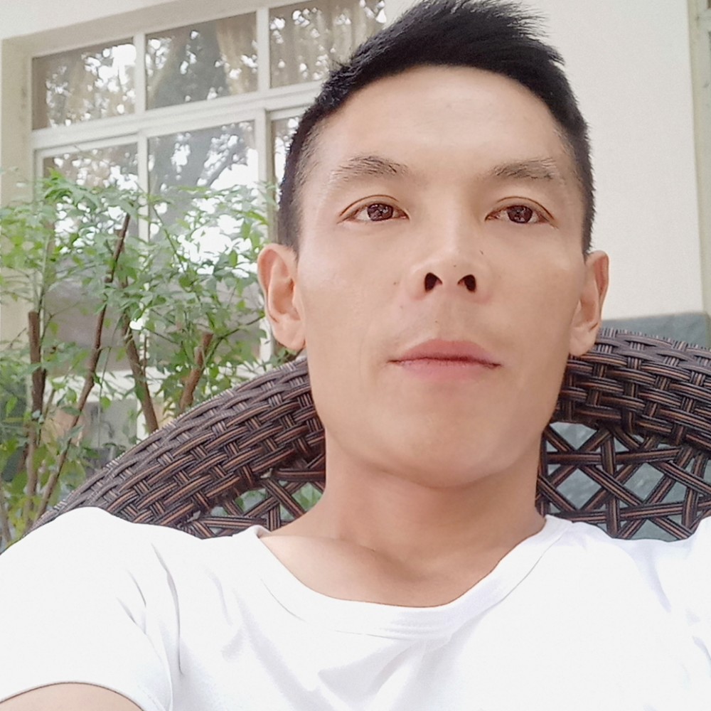 巨人保卫酷酷的照片