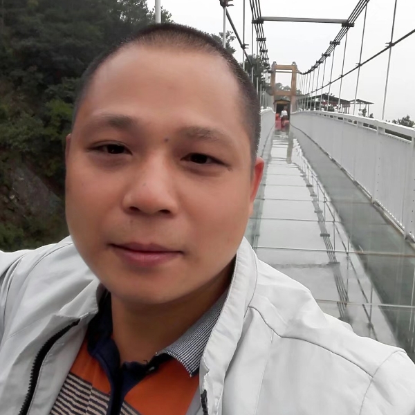 向作天挥挥手的照片