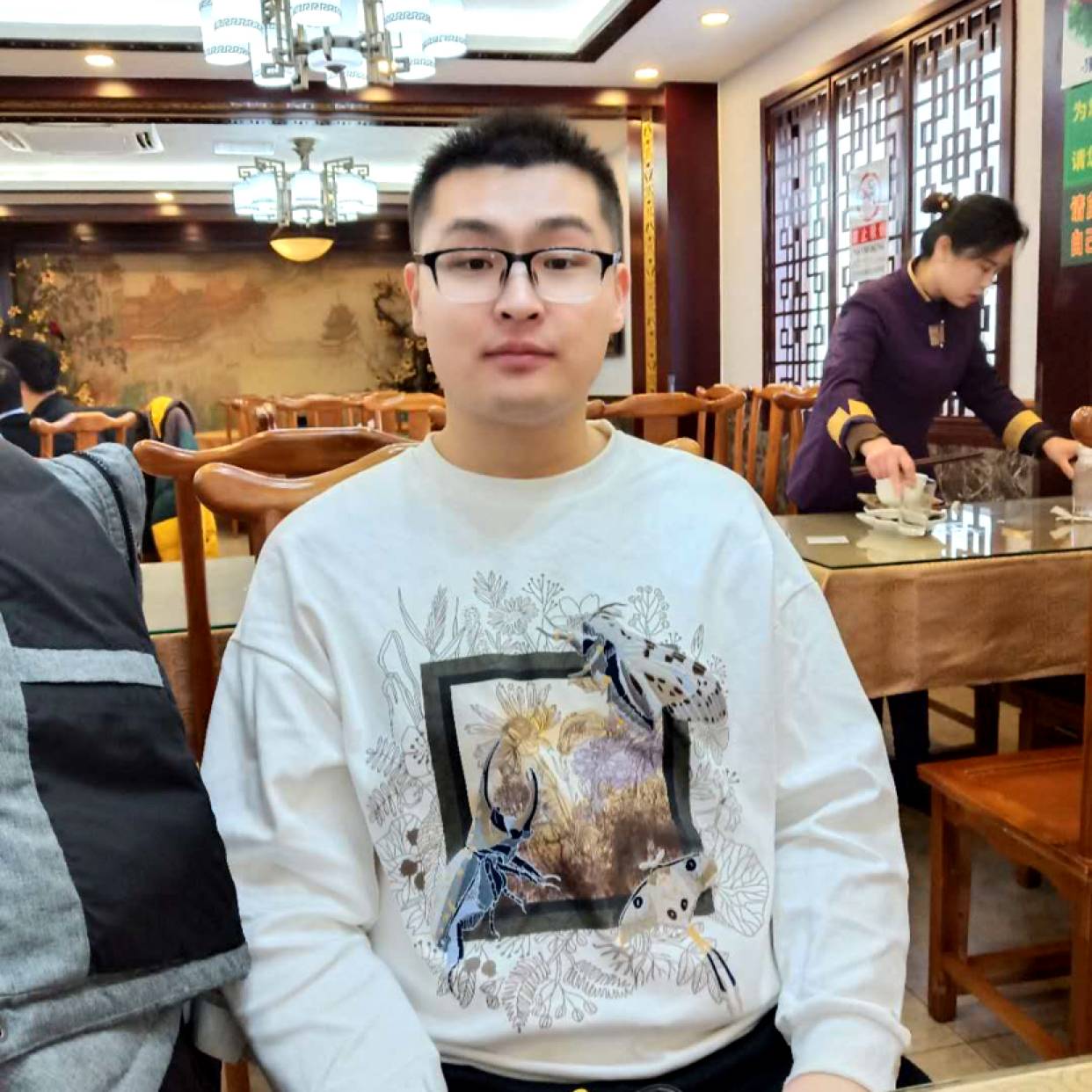 迷路回眸酒窝的照片