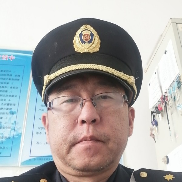 自觉蹁跹草丛的照片