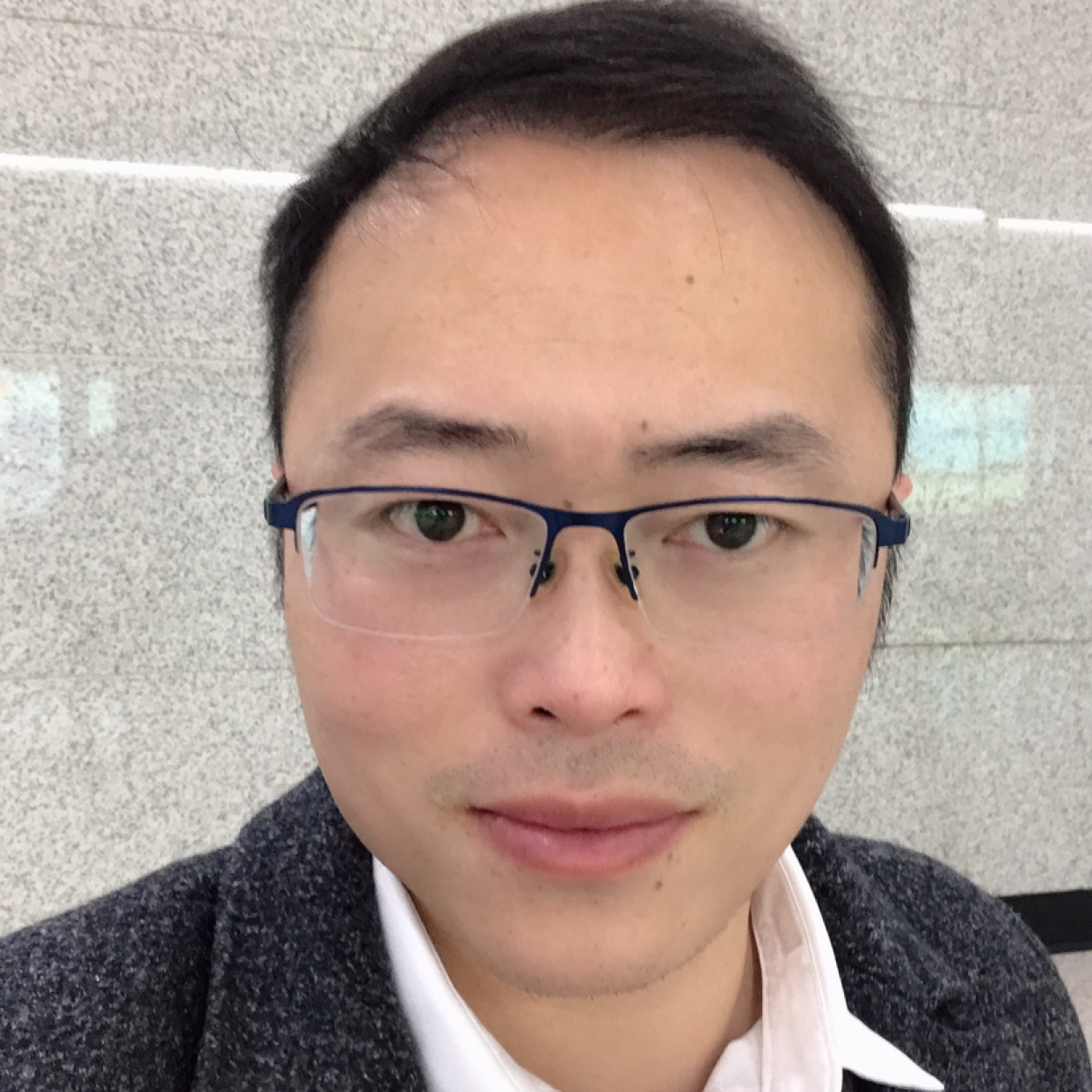 大叔深拥醉熏的照片