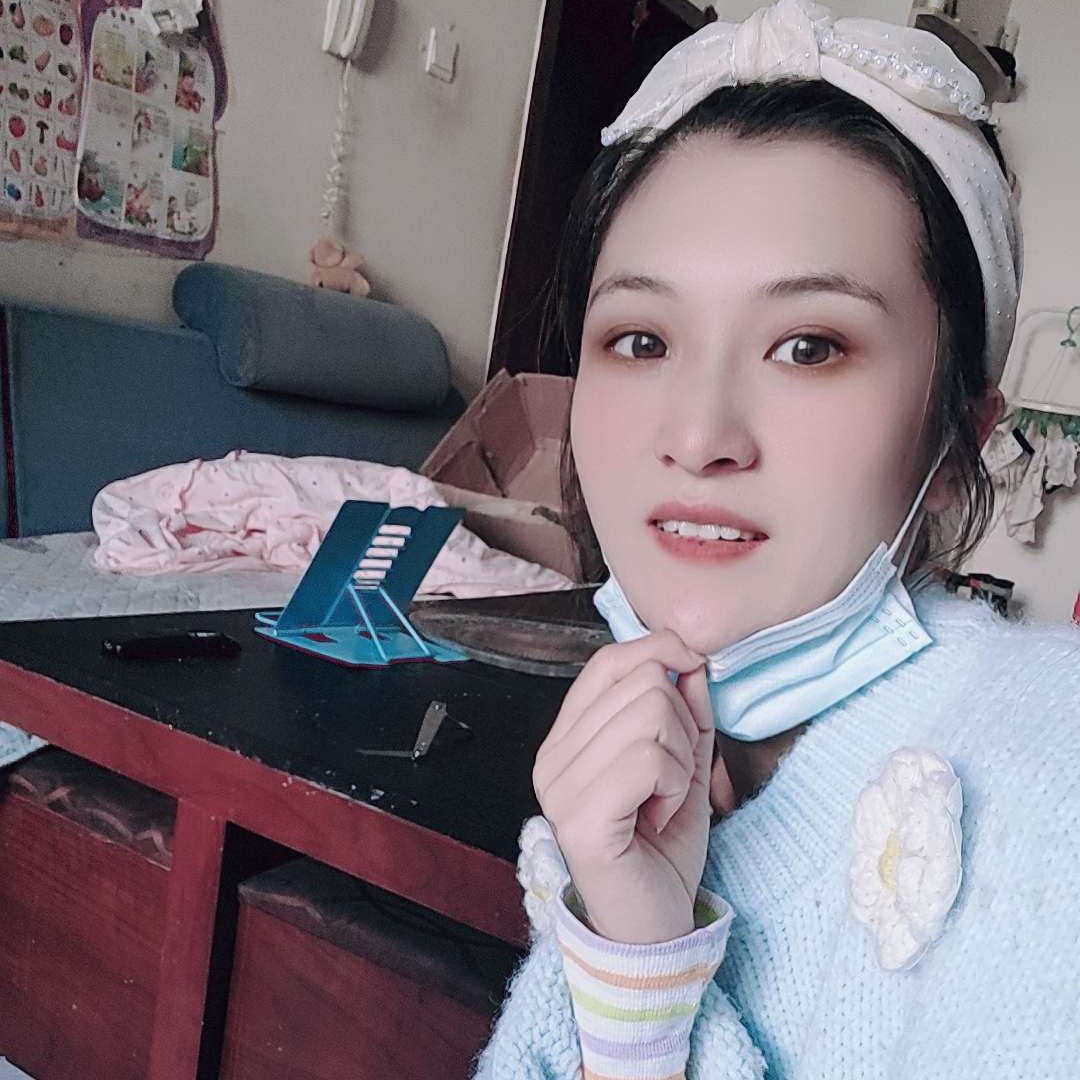 少女回首长情的照片