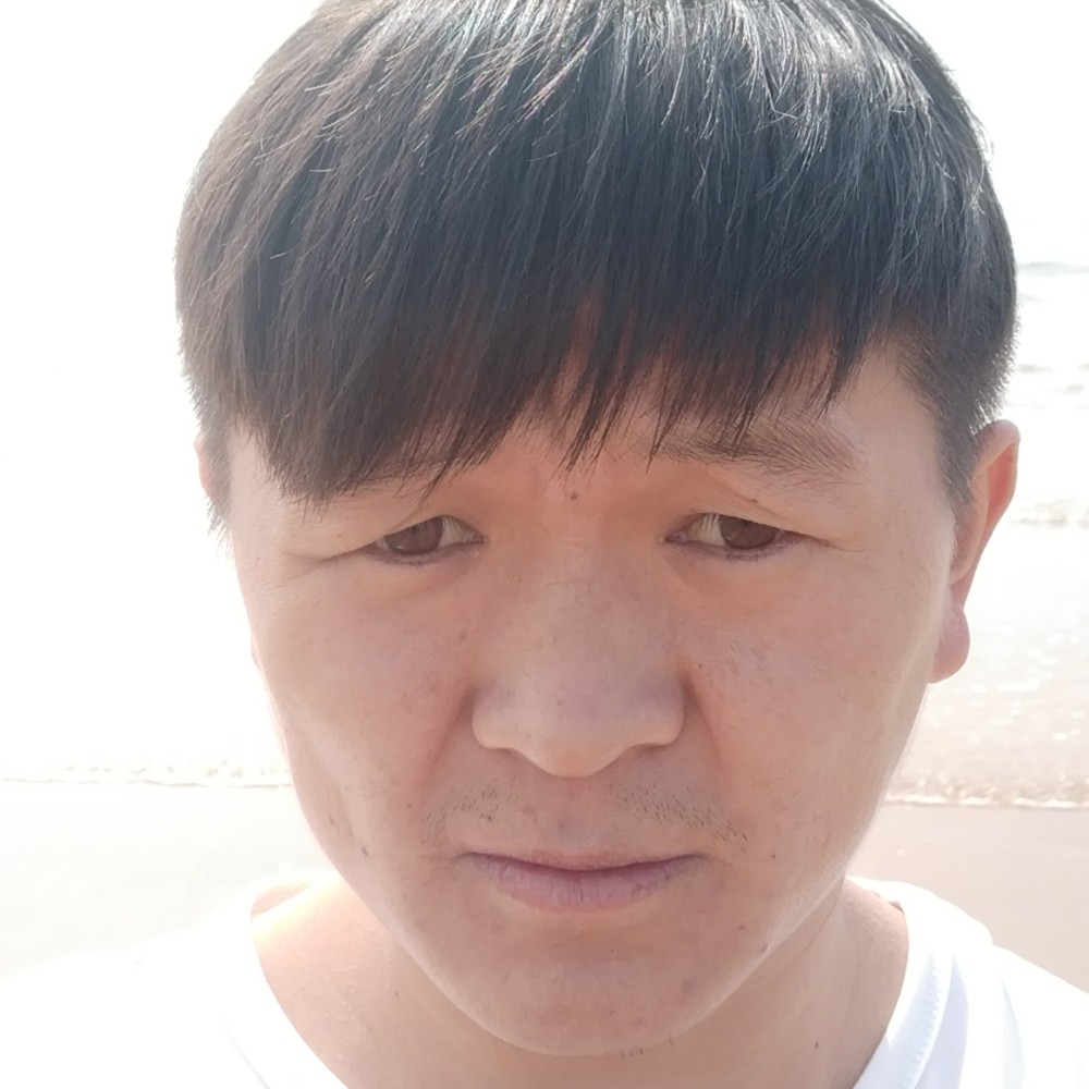 旧颜凝眸忧心的照片