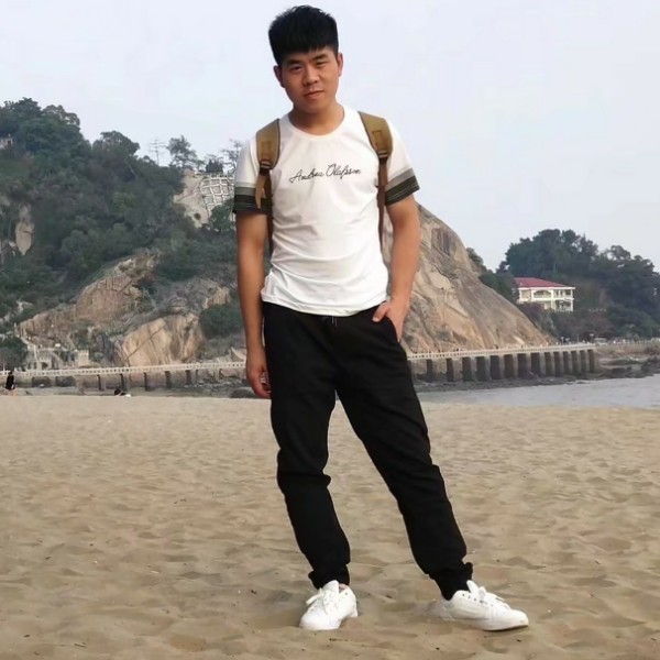 幽默深拥保温杯的照片