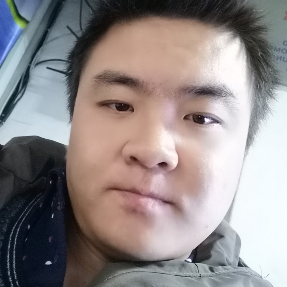 认真拿西装的照片