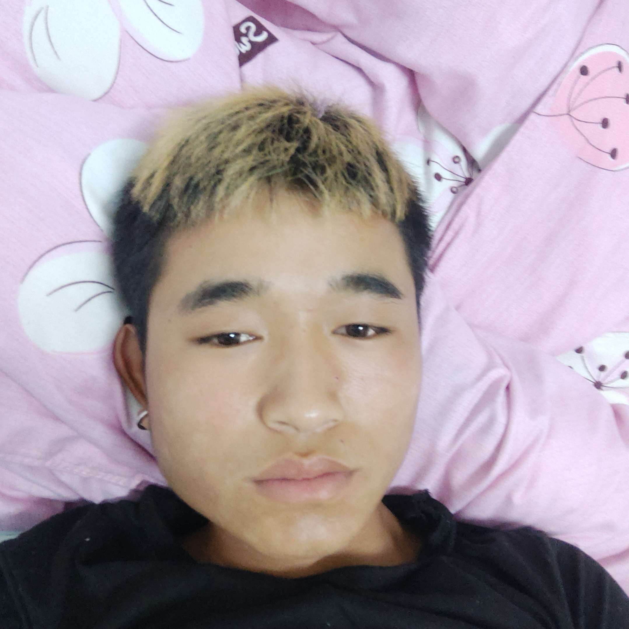 工地上的小男孩的照片