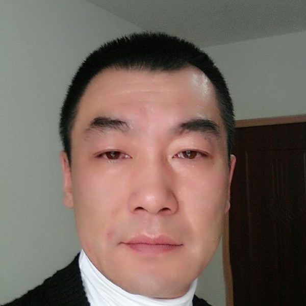 含蓄挽手爆米花的照片
