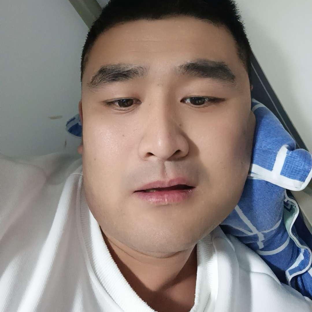 优美浅吻心锁的照片