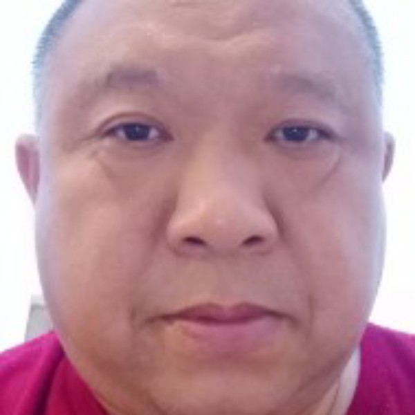 老实回首天空的照片