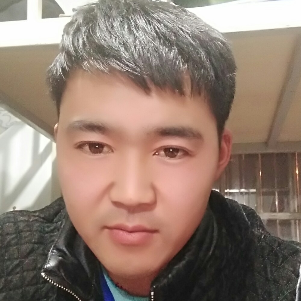 坚定滑板的照片