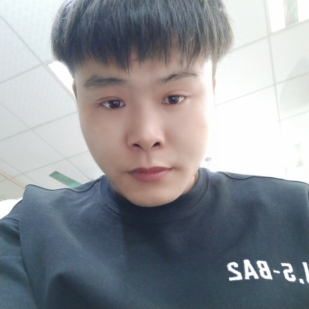 烟在寂寞中点燃。的照片