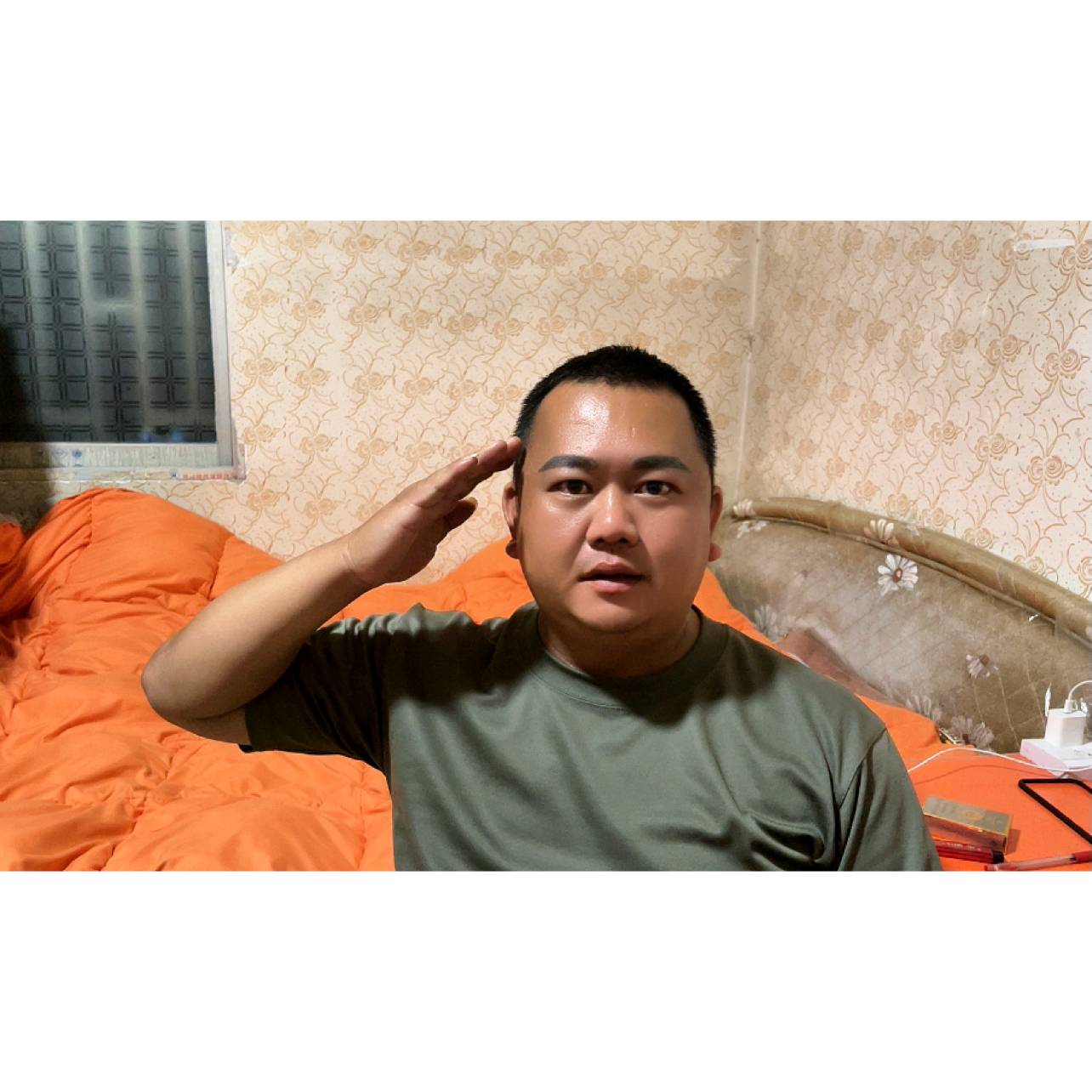 漂亮挽手小鸭子的照片