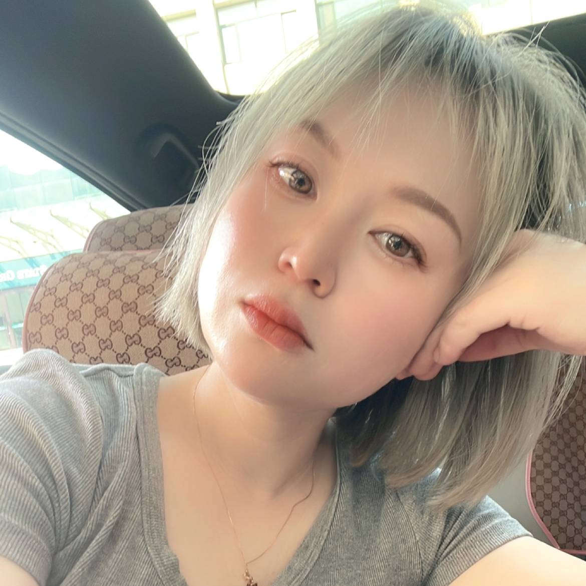 紧张邂逅少女的照片