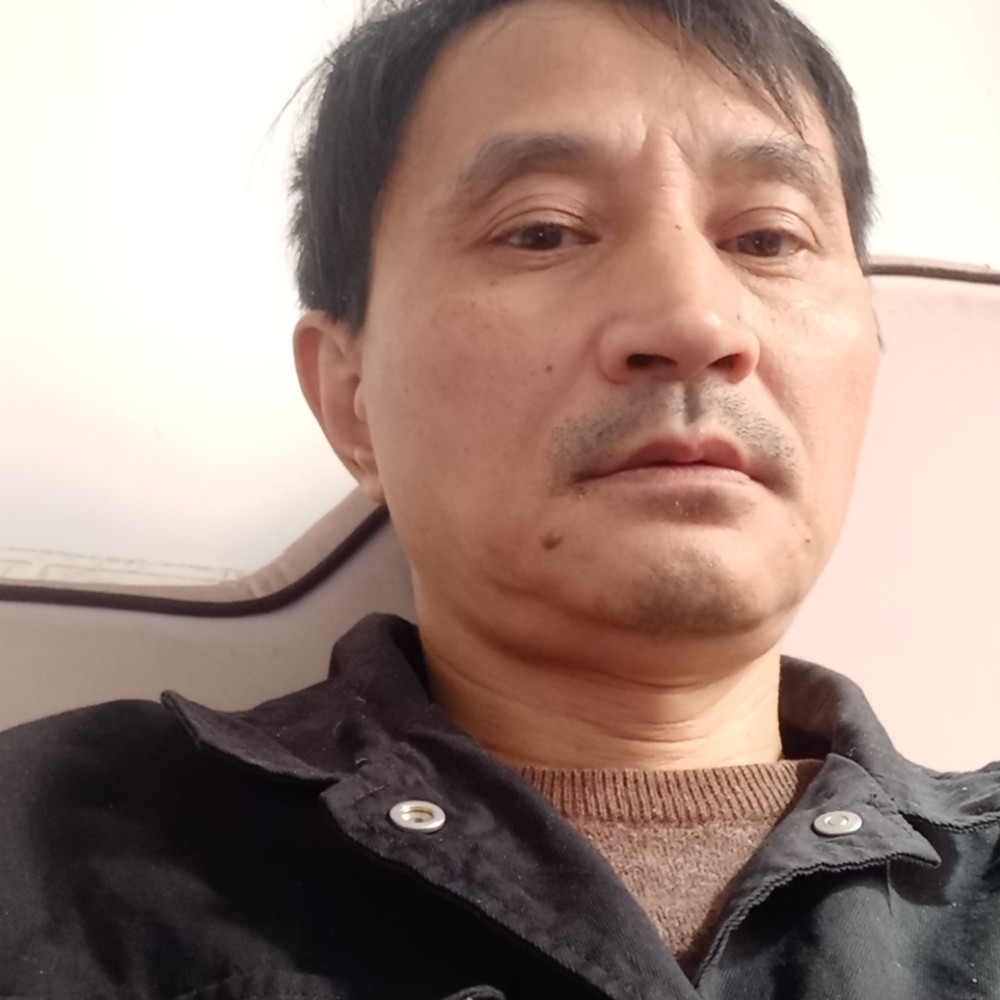 跳跳糖蹁跹害羞的照片