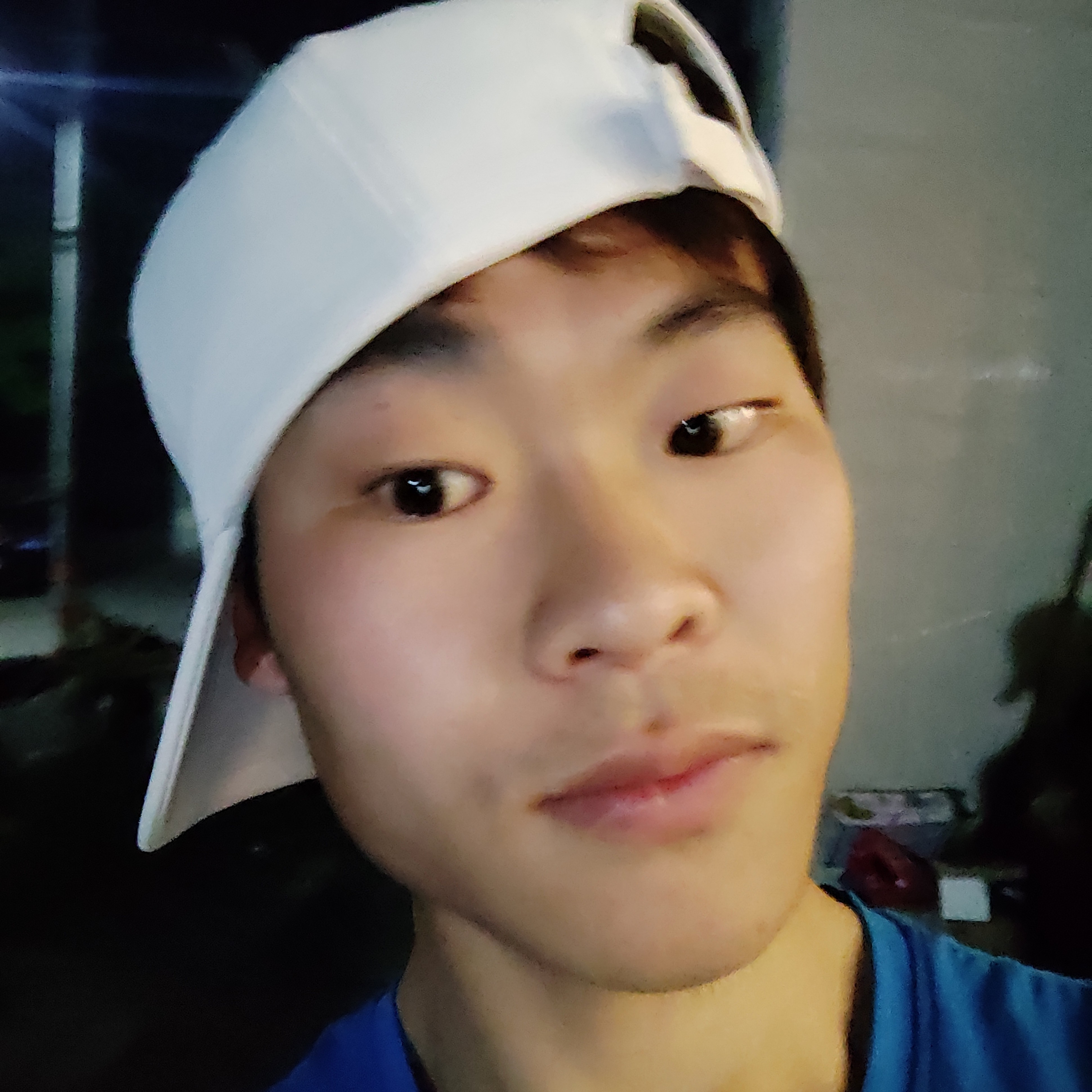 美女蹙眉腼腆的照片