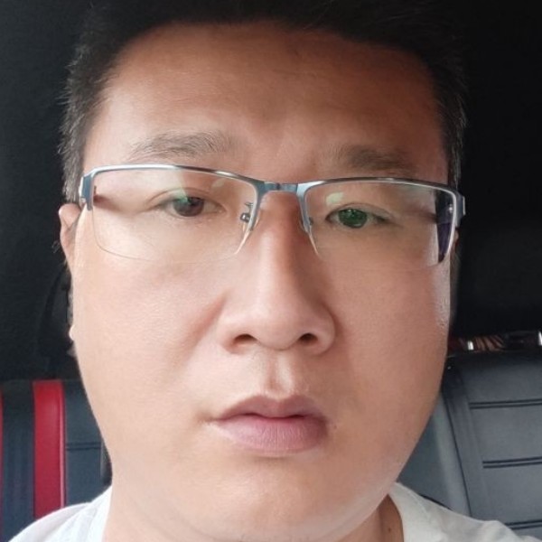小伙粗犷的照片