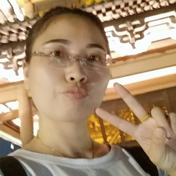 包容小蜜蜂的照片