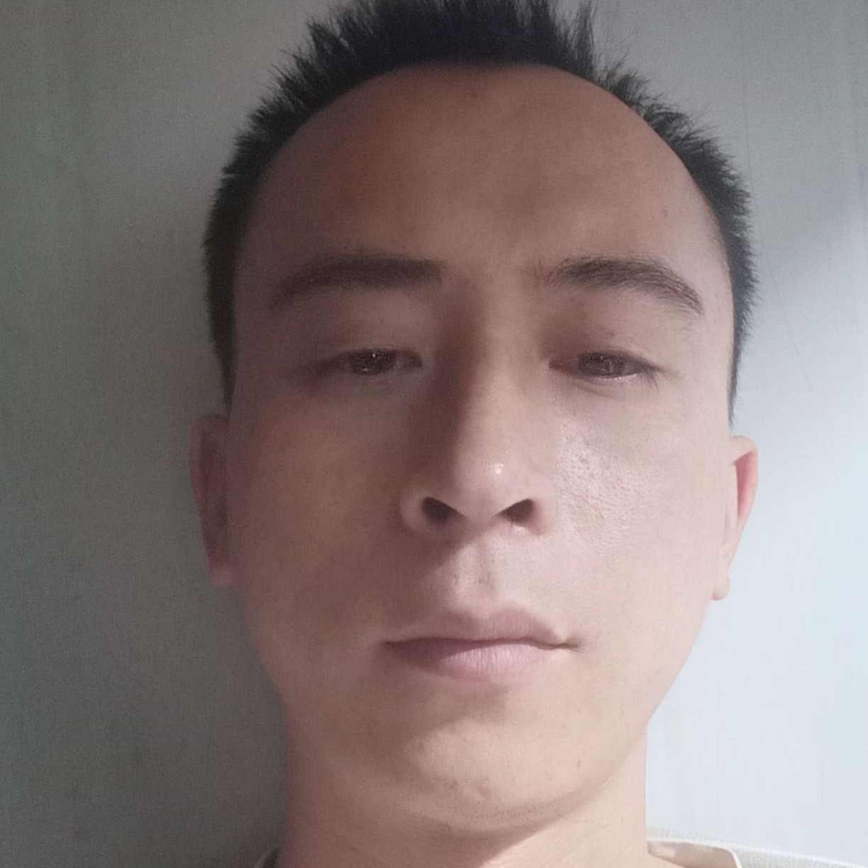 怡然浅吻书包的照片