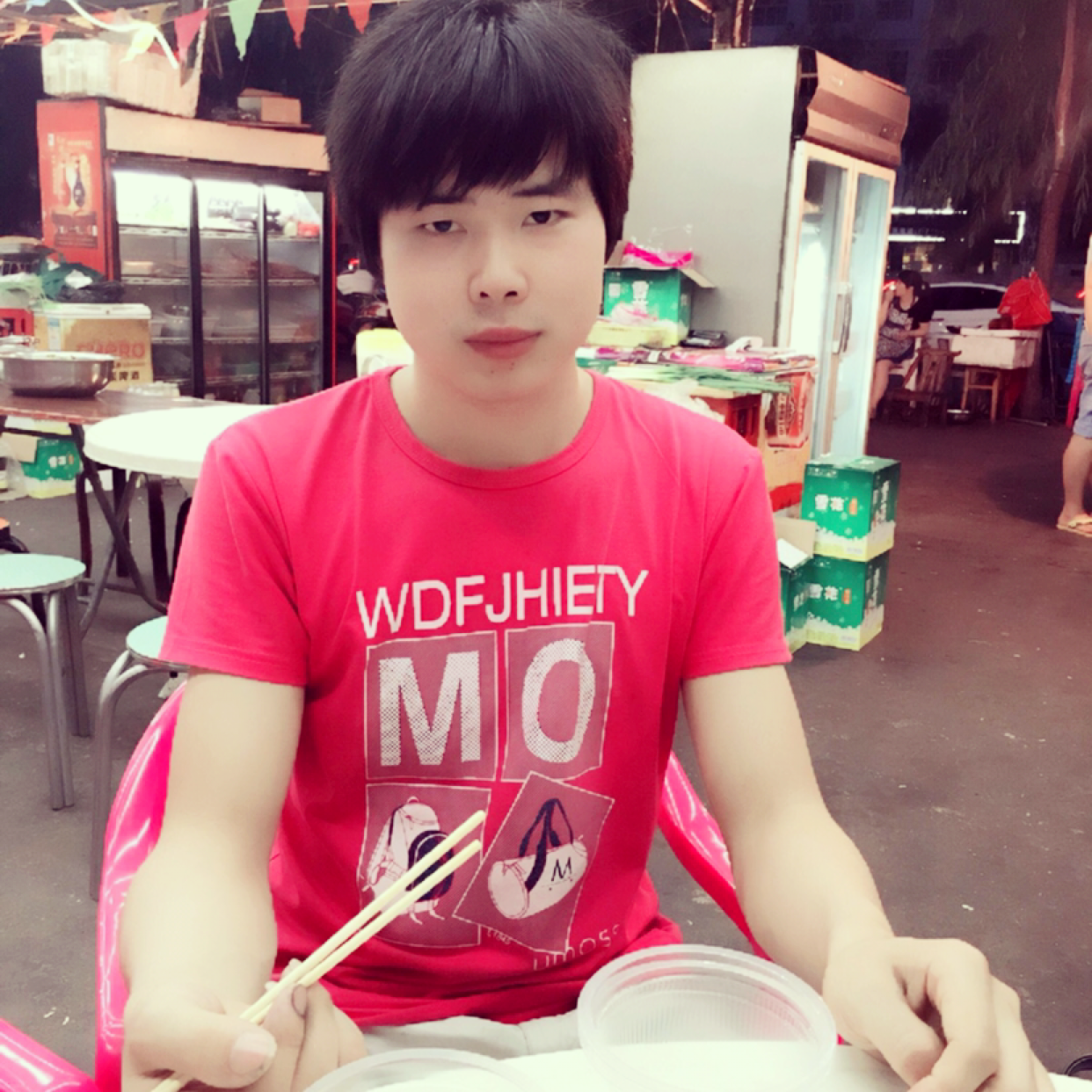 小蜜蜂深拥美好的照片