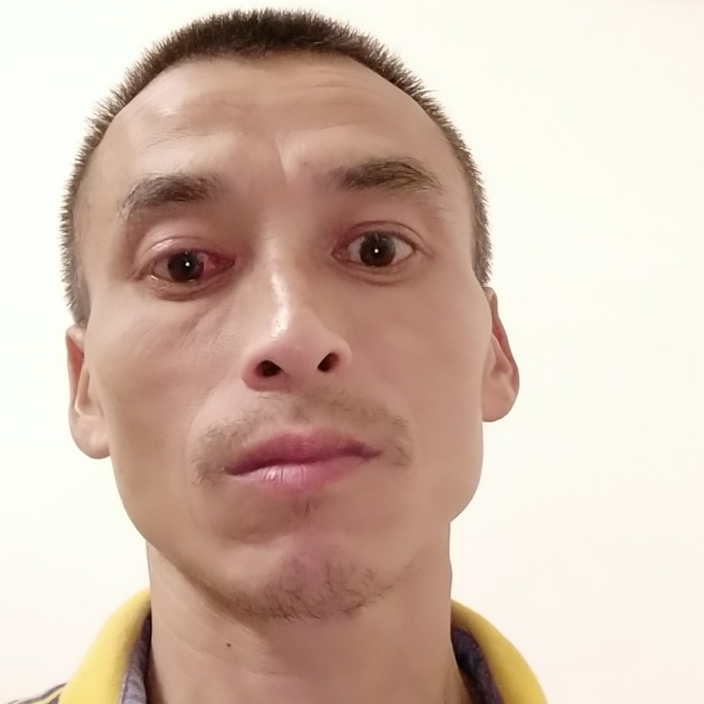 健壮拿青花的照片