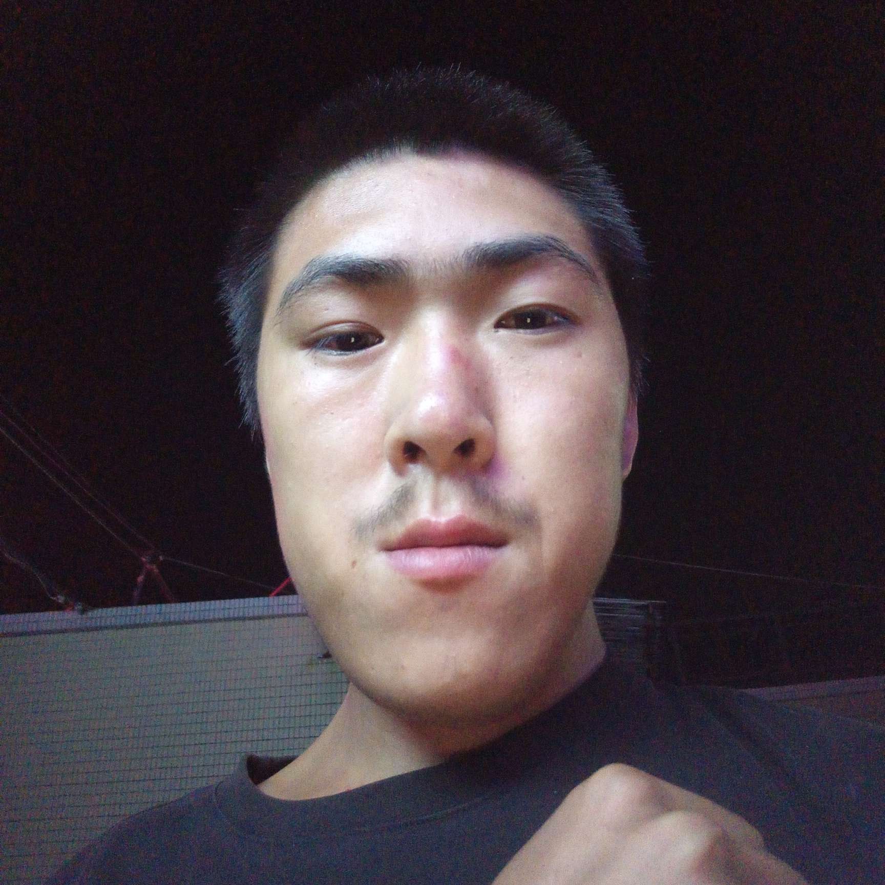 何以故人初的照片