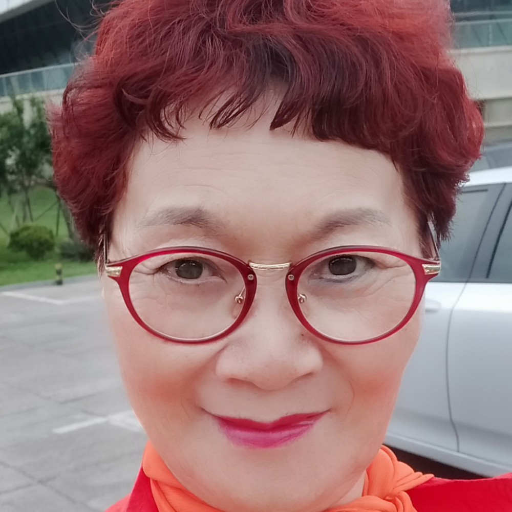 任性笑鲜花的照片
