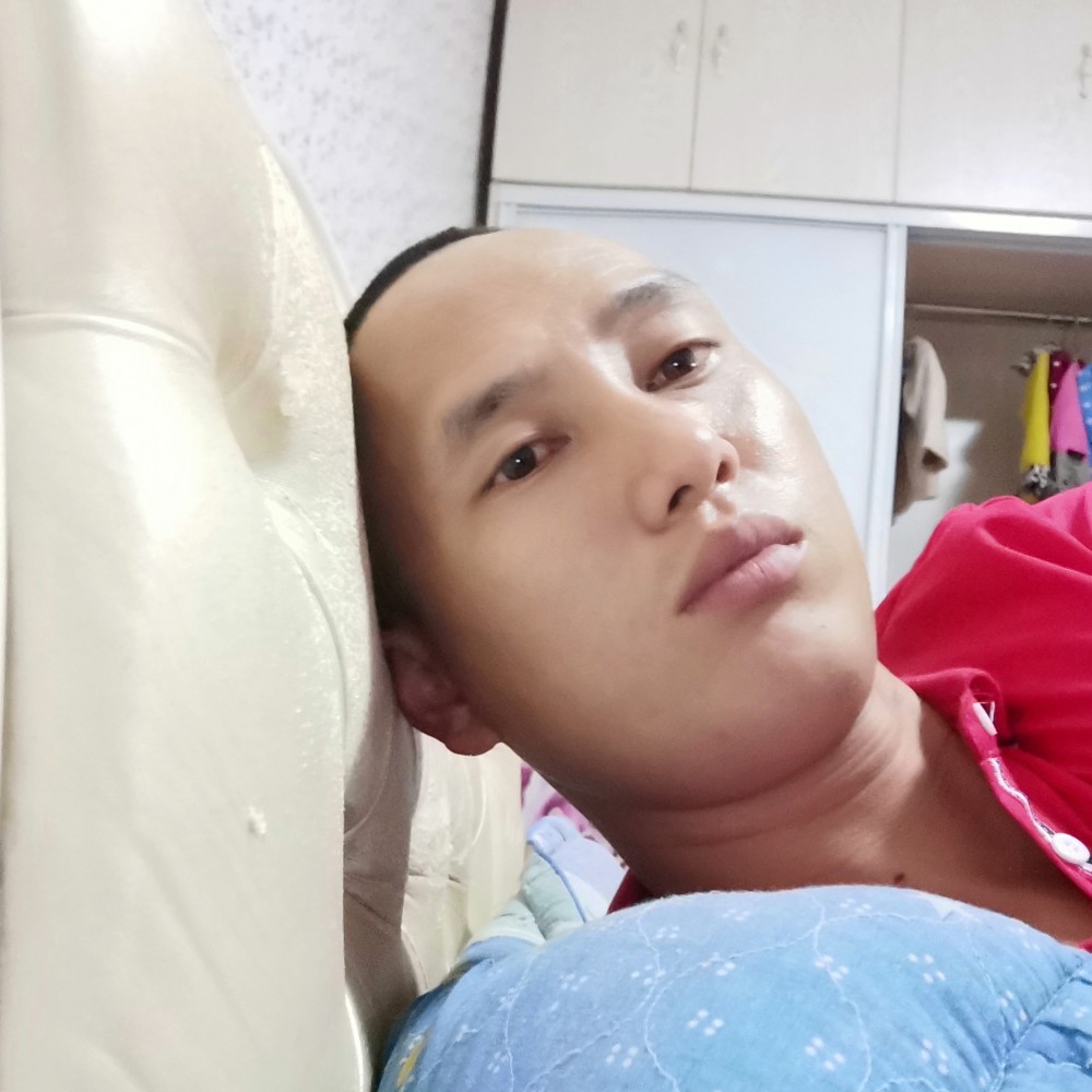贪玩回眸红酒的照片