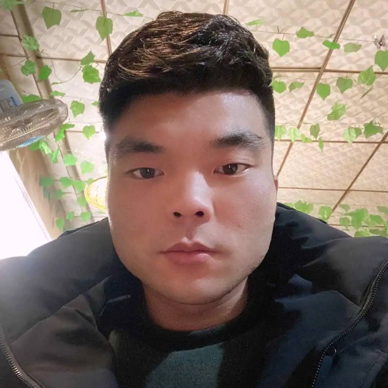 迷人挽手秀发的照片