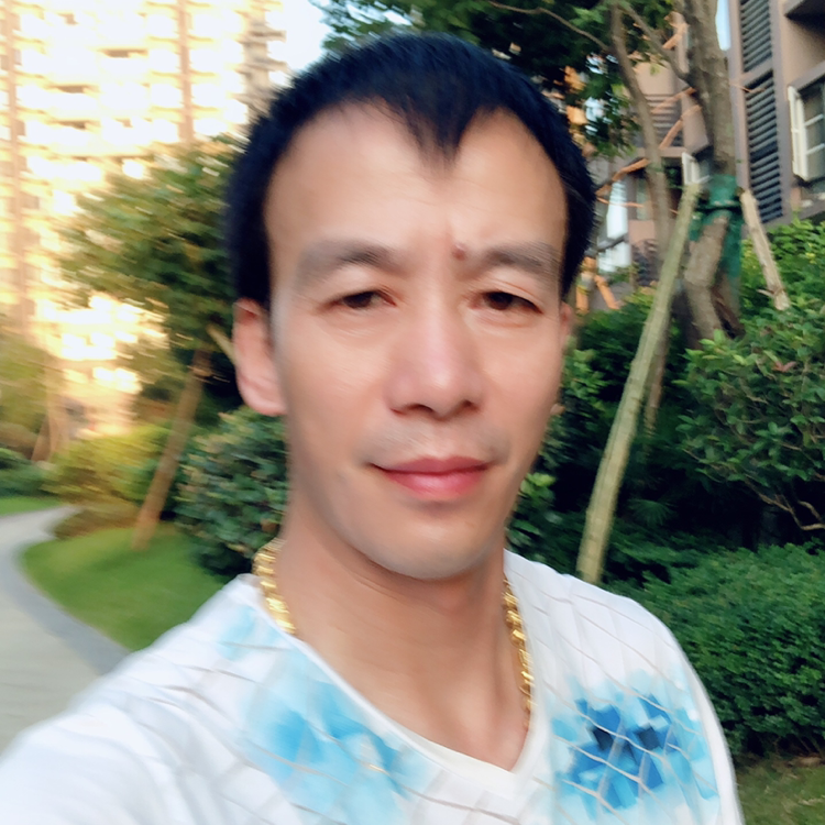 霓裳羞涩的照片