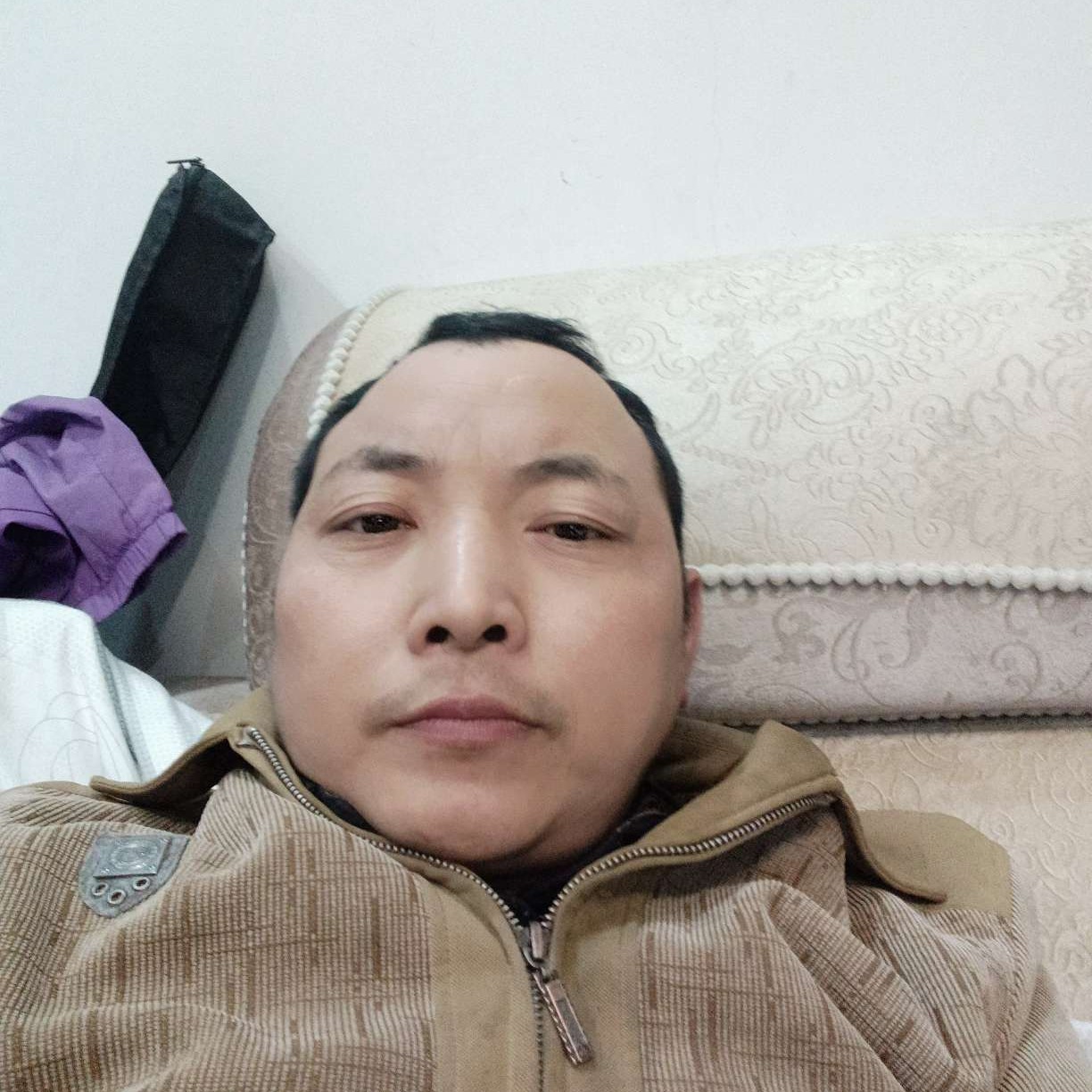 年轻闻灯泡的照片