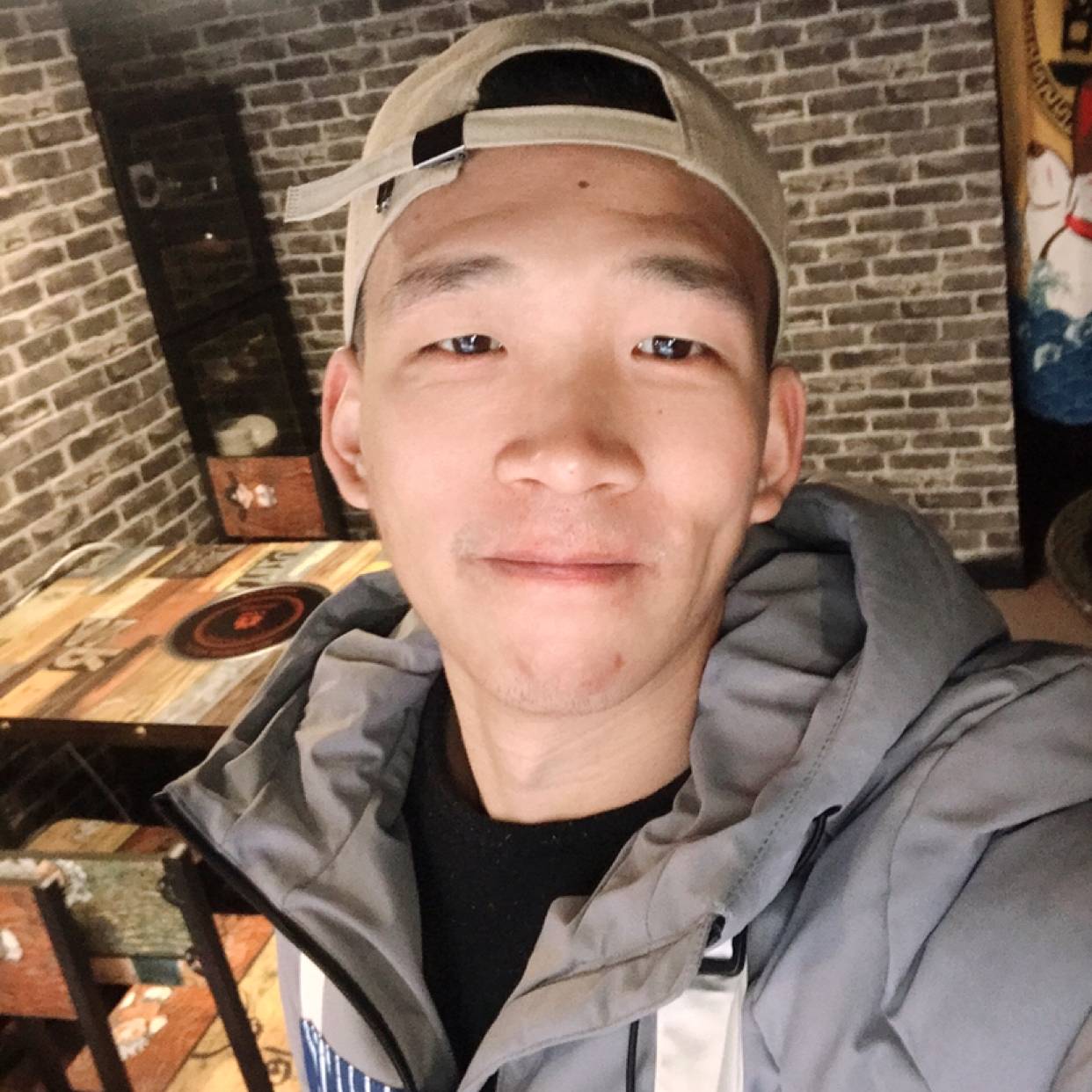纯真等待长颈鹿的照片