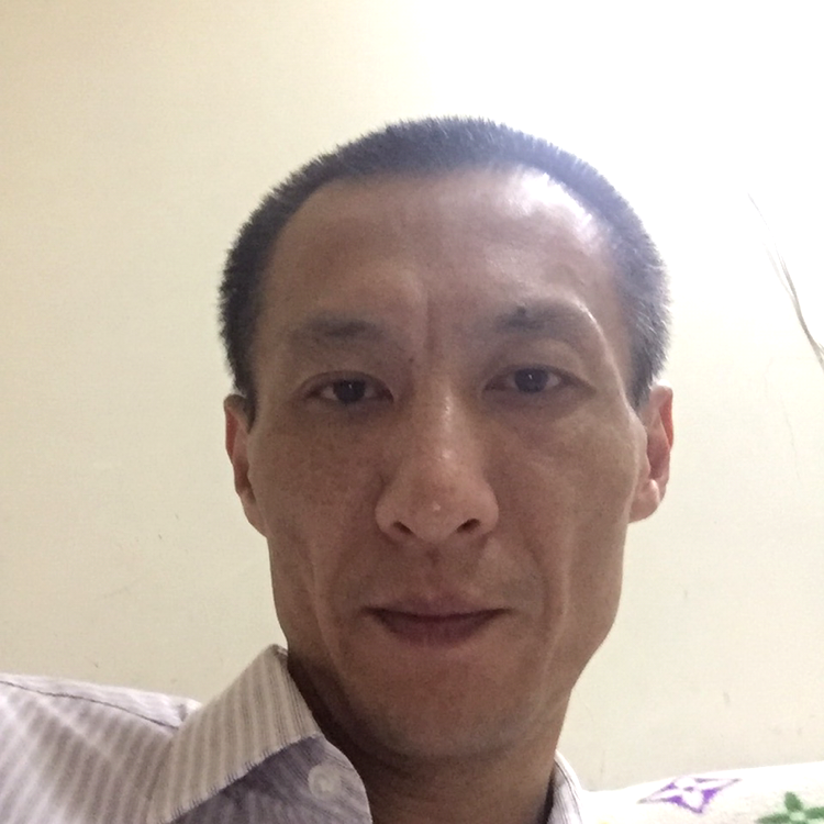 暴风雨中的帆船的照片