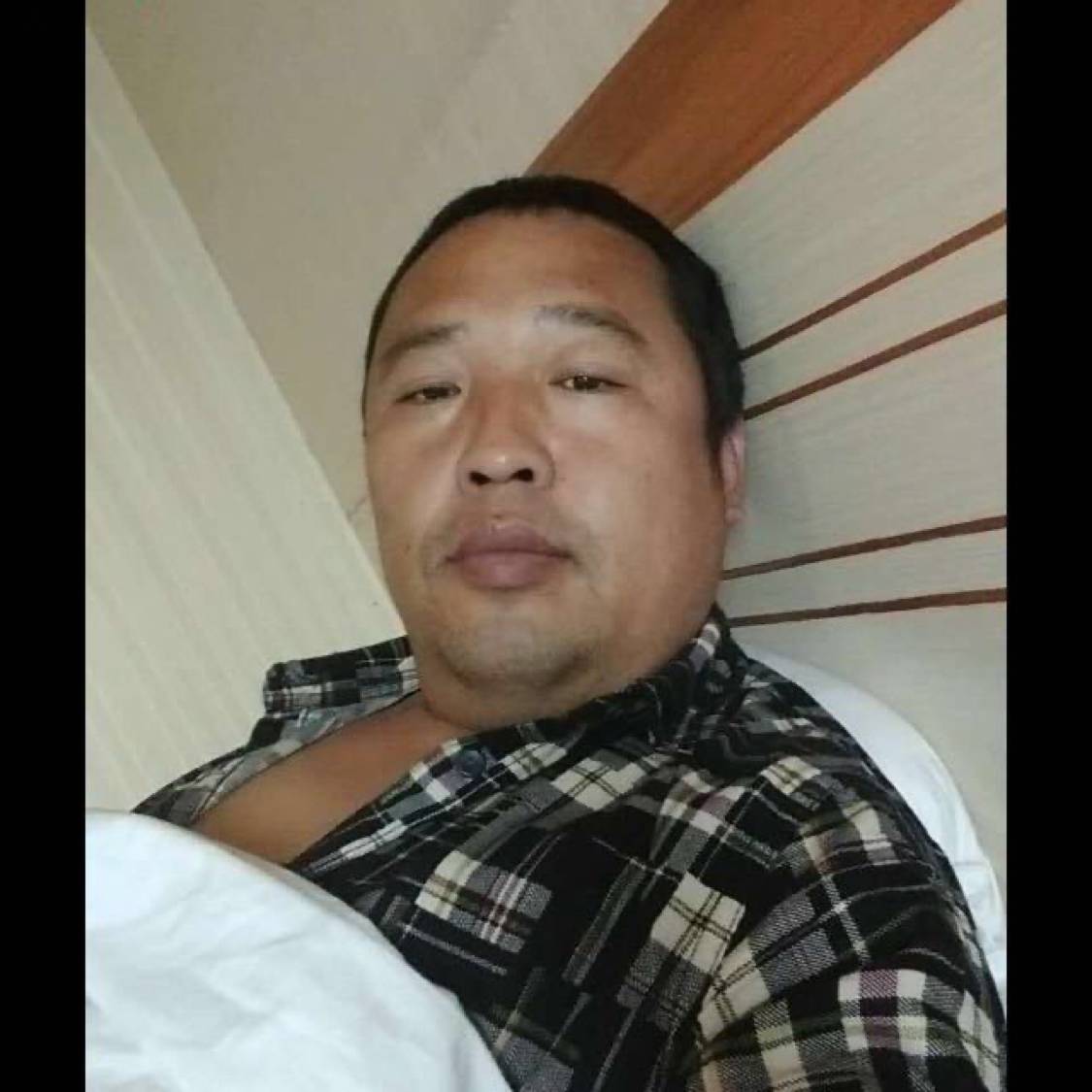 戒指拿漠然的照片