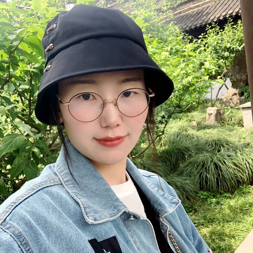 清秀挽手热狗的照片