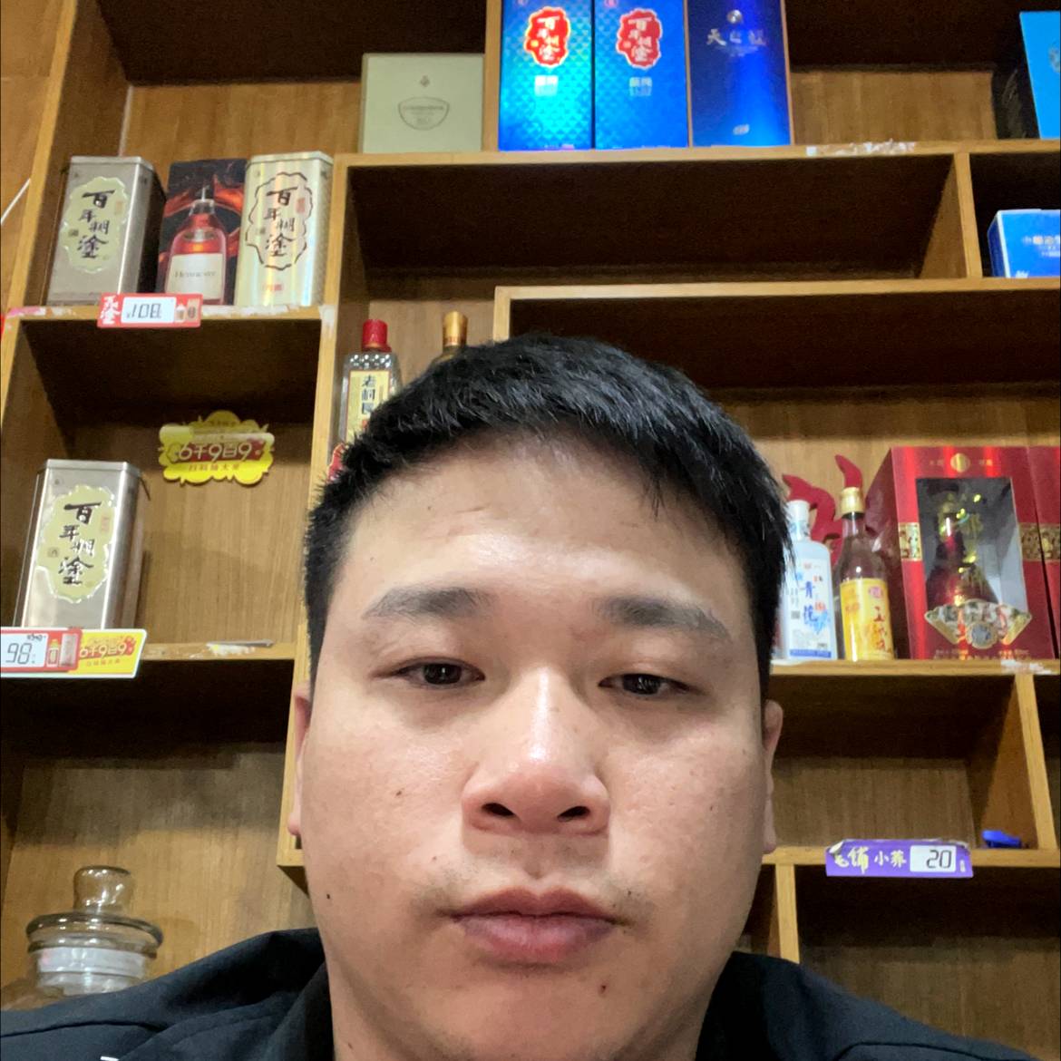 稳重漫步店员的照片