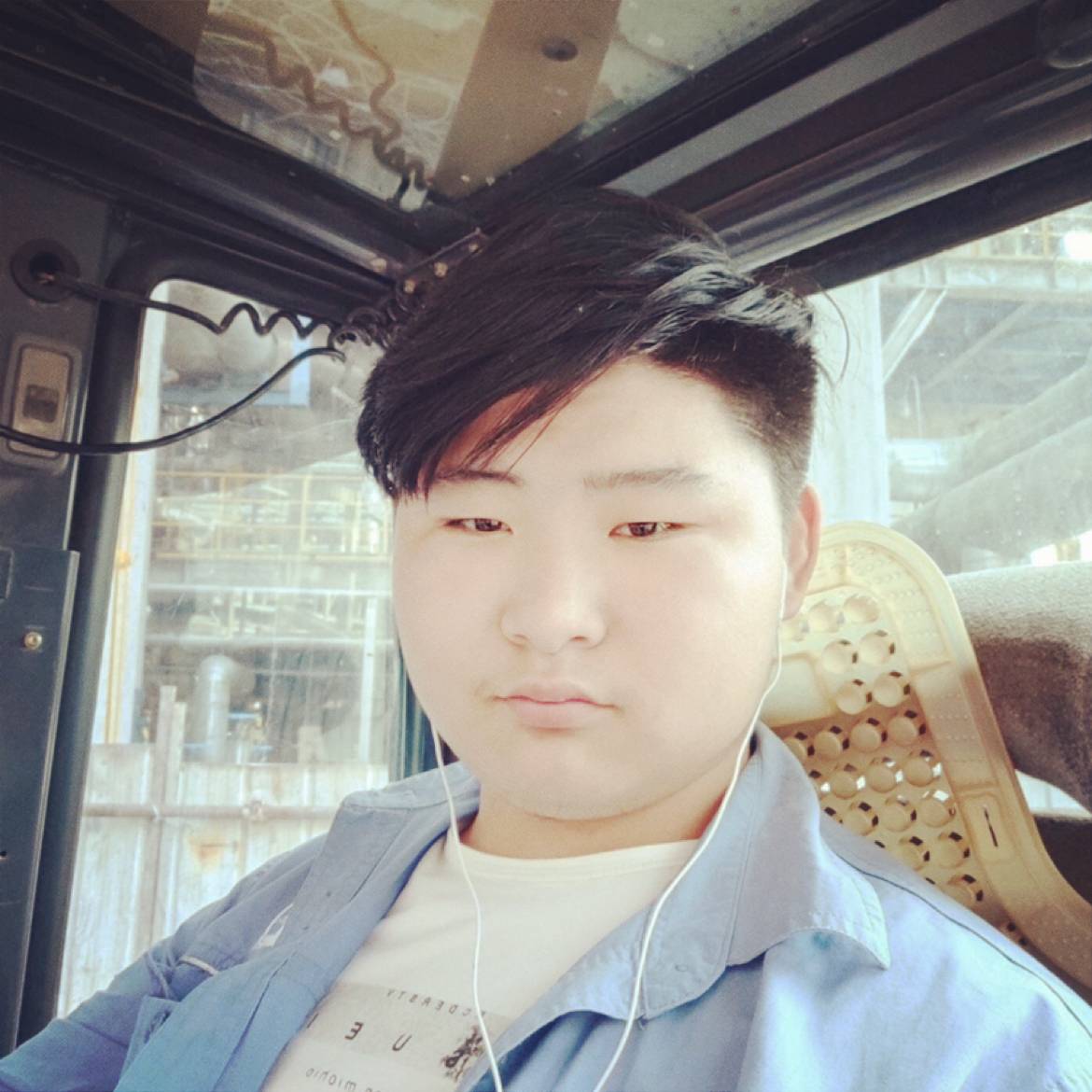 敏感拿火龙果的照片