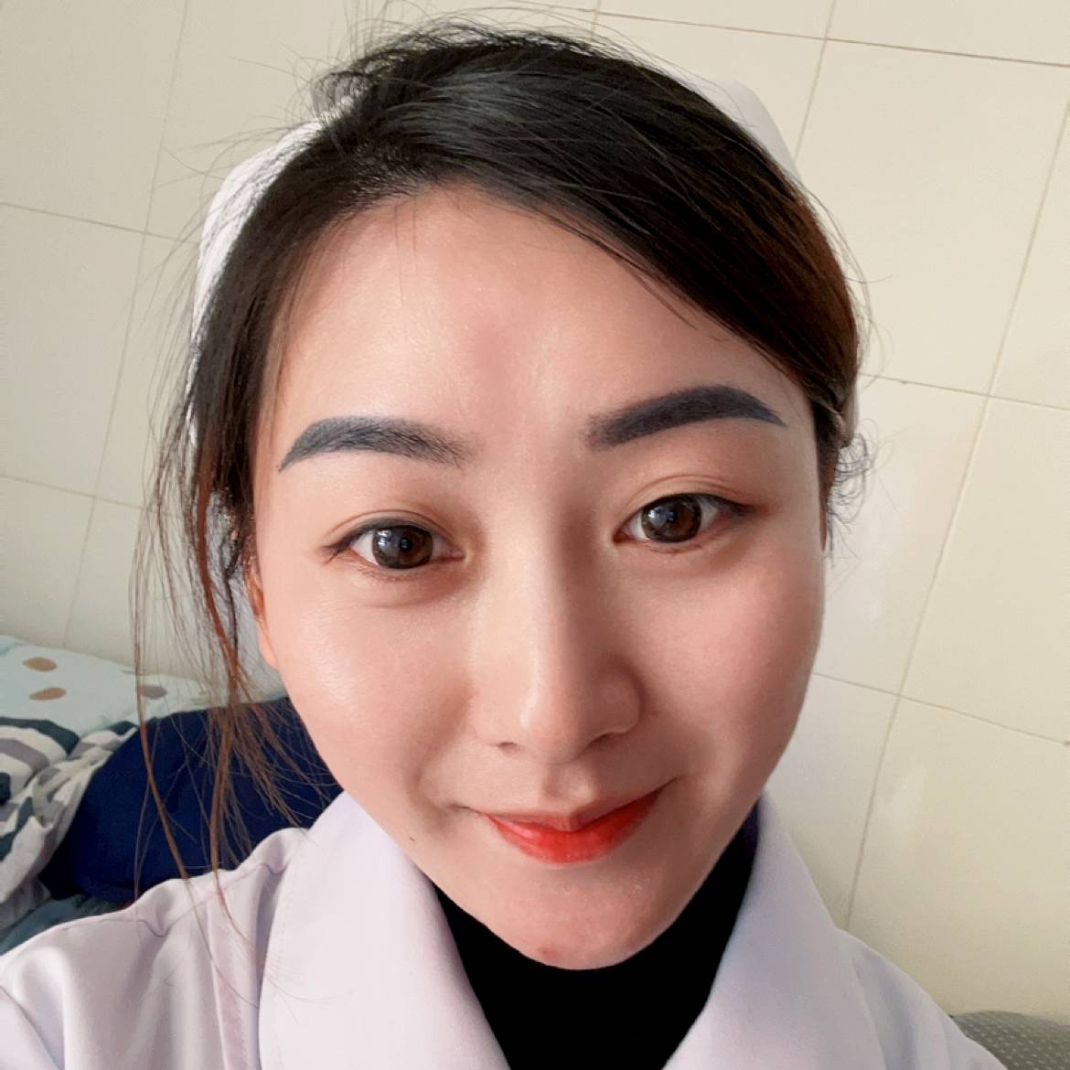 碧蓝拿樱桃的照片