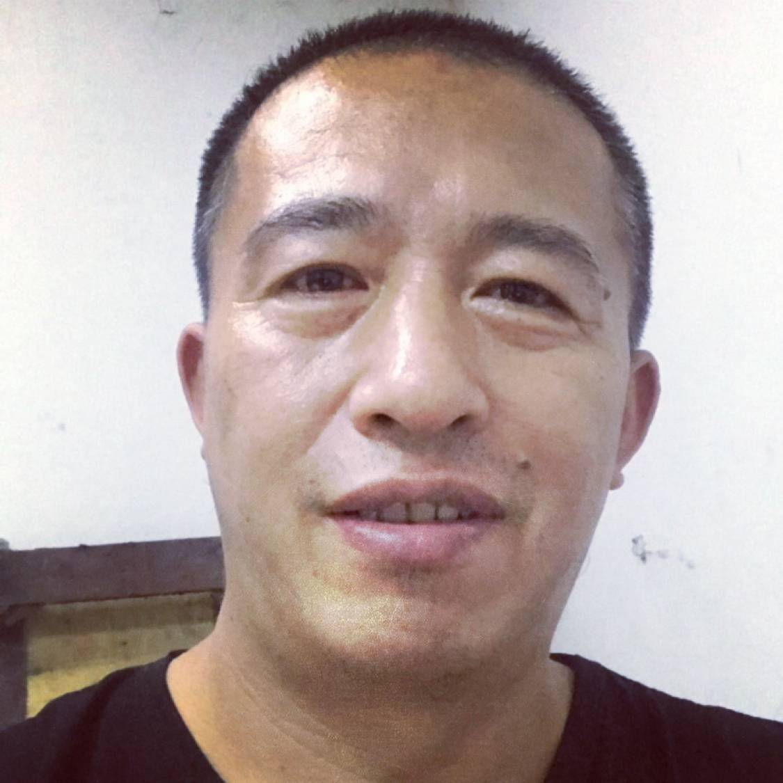 面朝大海的男人的照片