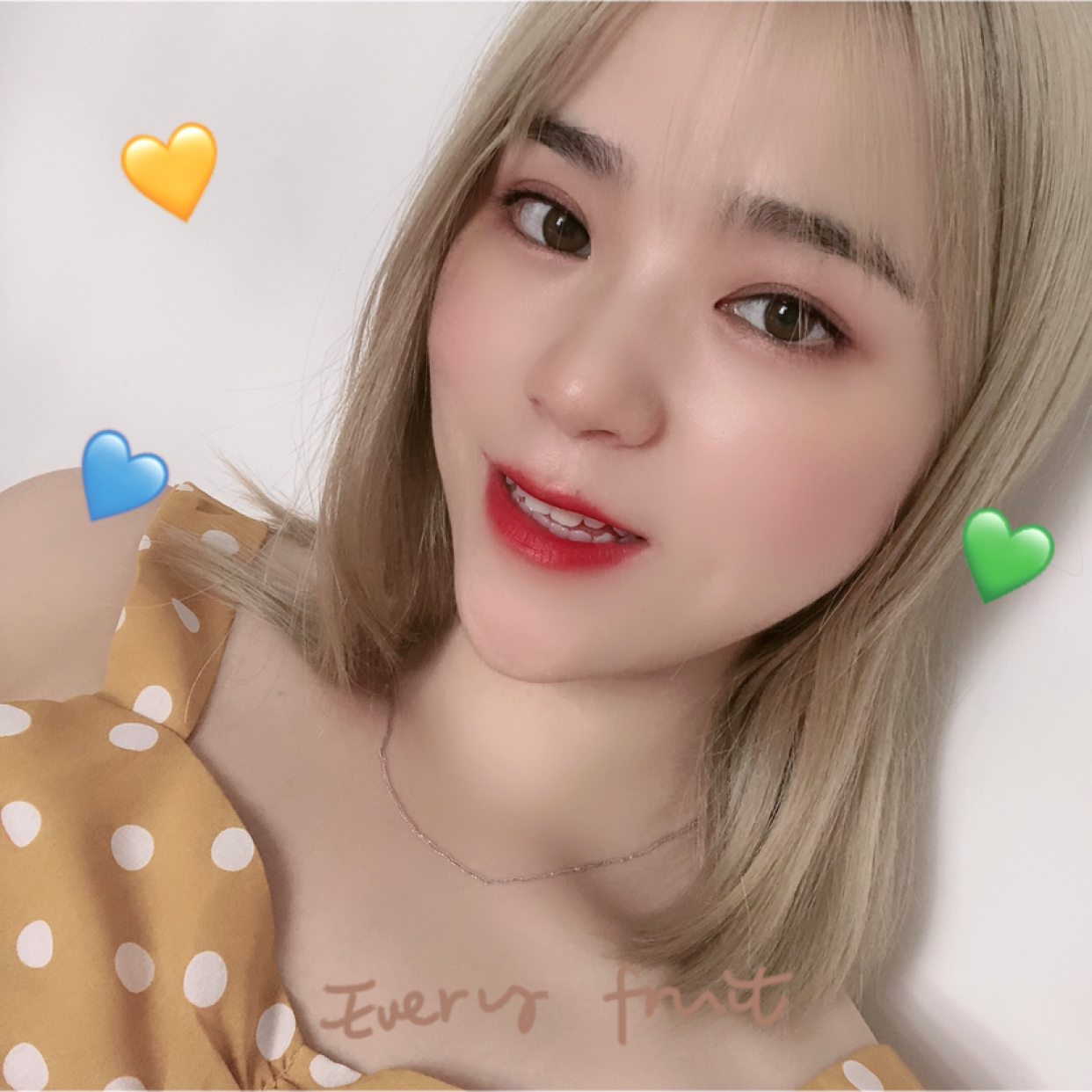 爱笑的女孩的照片