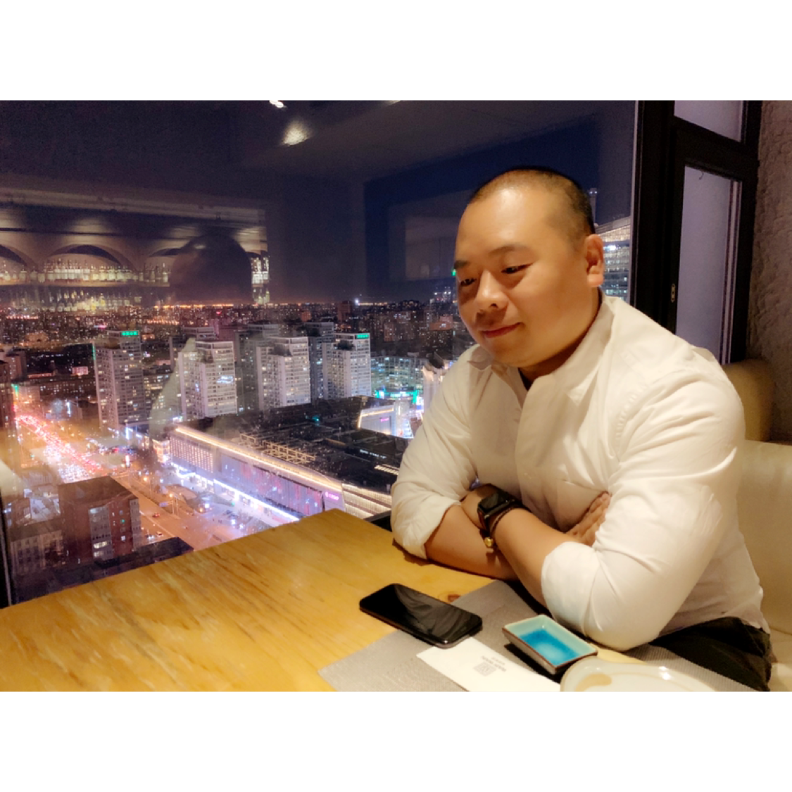强健拿柚子的照片