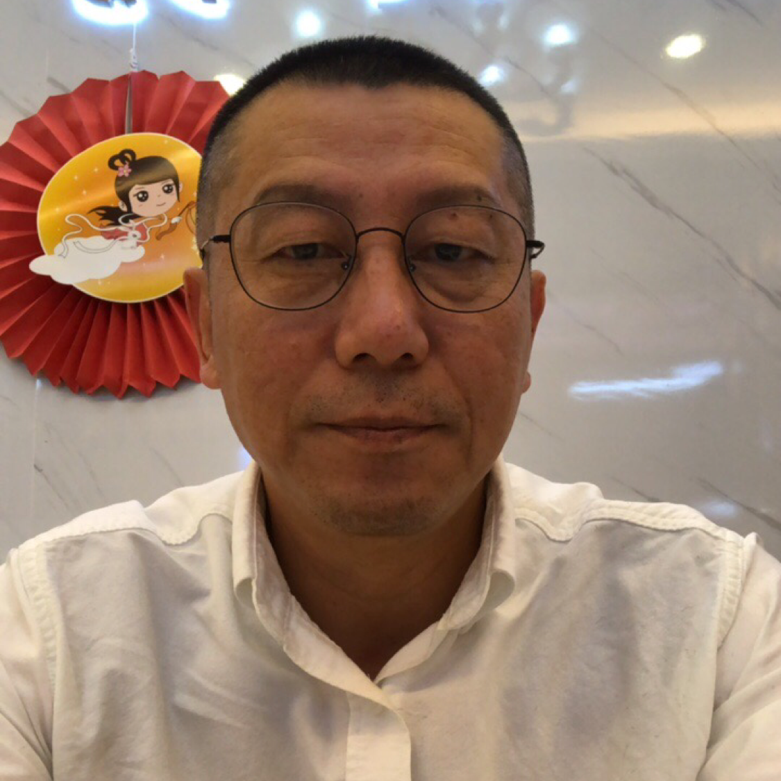 忧郁扯面包的照片