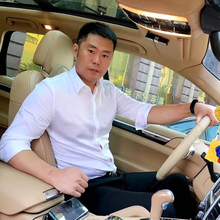 自信闻凉面的照片